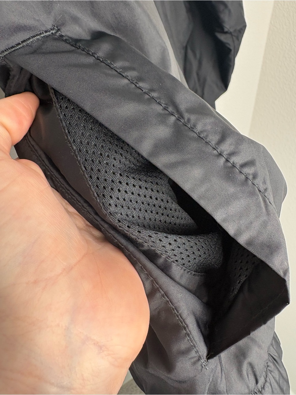 Nike Men’s Black Windbreaker with Packable Hood & Kangaroo Pocket - Picture 5 of 13